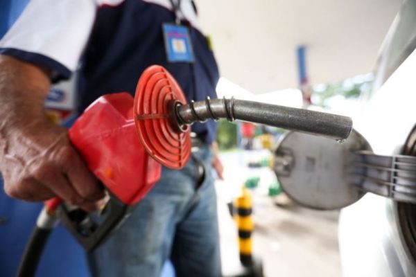 Gasolina e diesel já estão mais caros nas refinarias após novo reajuste