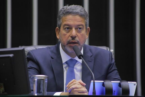 Deputados só voltarão a trabalhar presencialmente após o Carnaval, afirma Lira