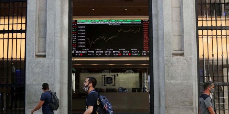 Dólar cai para R$ 5,37, mas sobe 0,85% na semana