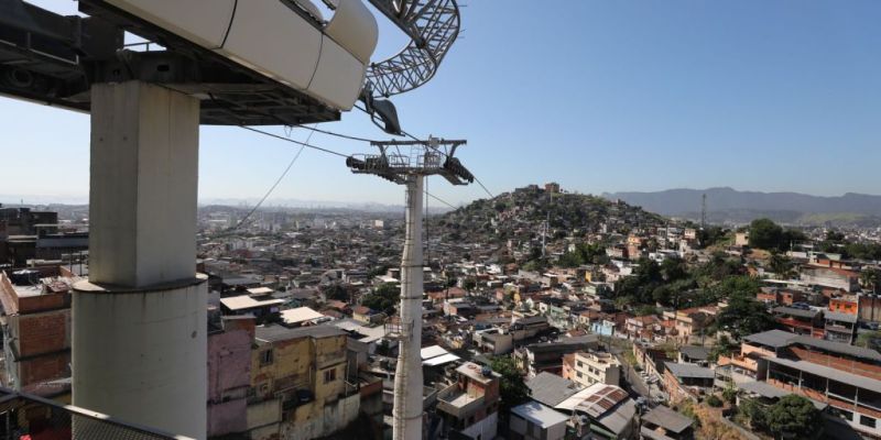 Moradores do Alemão e da Penha recebem 5 mil livros gratuitamente