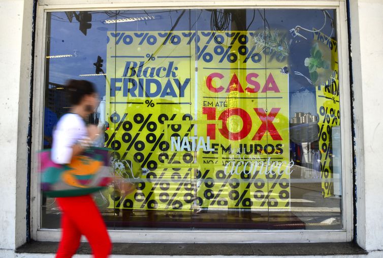 São Paulo - Movimento no comércio da rua Teodoro Sampaio, em Pinheiros, durante o Black Friday (Rovena Rosa/Agência Brasil)