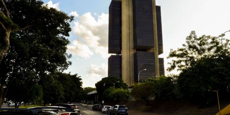 Juros médios cobrados pelos bancos chegam a 42,2% ao ano em outubro