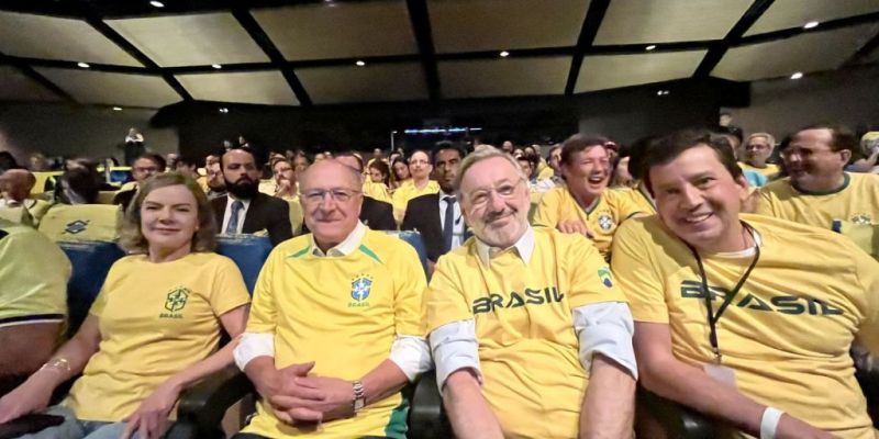 Equipe de transição pausa trabalhos para ver estreia da seleção