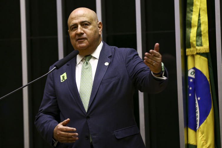 O presidente da Empresa Brasil de Comunicação (EBC), Glen Valente, durante sessão solene da Câmara dos Deputados para marcar os 100 anos do rádio no Brasil.