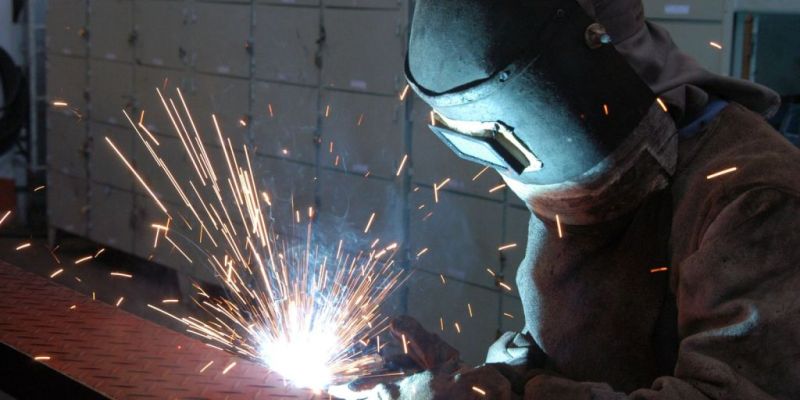 Após dois meses de queda, indústria cresce 0,3%, revela IBGE