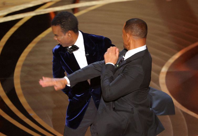 Will Smith acerta um tapa no rosto de Chris Rock durante o Oscar
