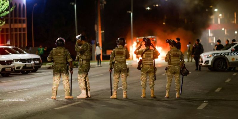 Manifestantes invadem sede da PF e queimam carros e ônibus no DF