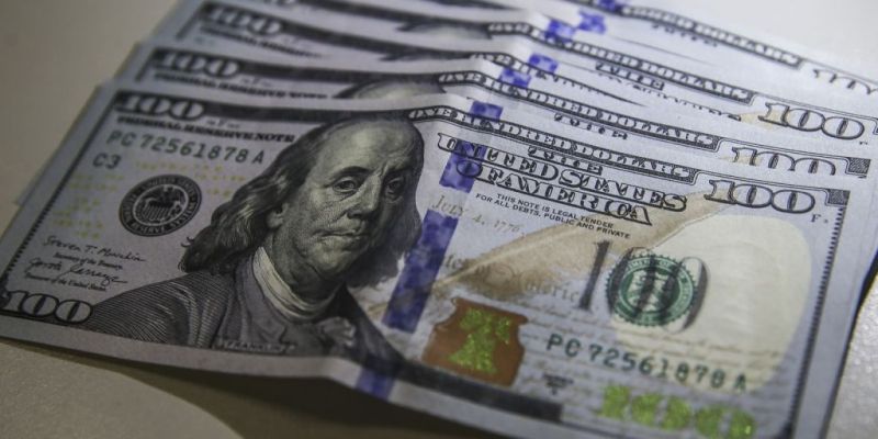 Ibovespa fecha ano com alta de 4,69% e dólar com queda de 5,3%