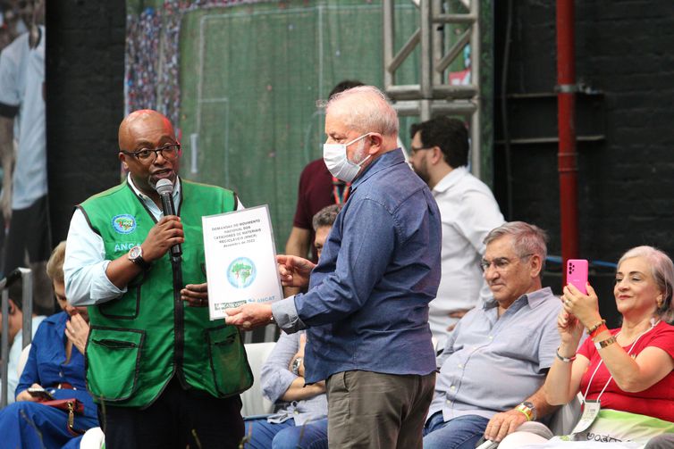 O presidente eleito, Luiz Inácio Lula da Silva, participa da Expocatadores, evento de catadores de materiais recicláveis, realizado no Armazém do Campo, região central de São Paulo.