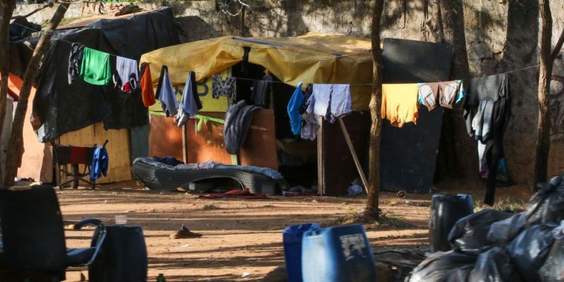 Vetada lei que proíbe arquitetura hostil a morador em situação de rua