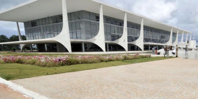 Lula e Macron falam de democracia e meio ambiente por telefone