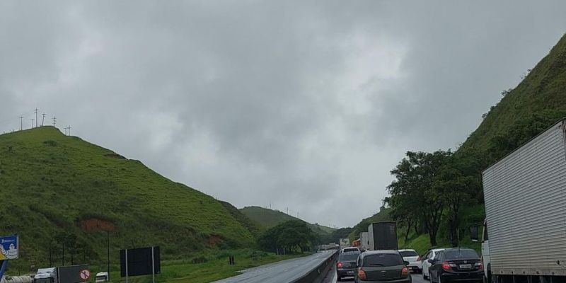 Queda de barreira provoca nova interdição da Via Dutra no Rio