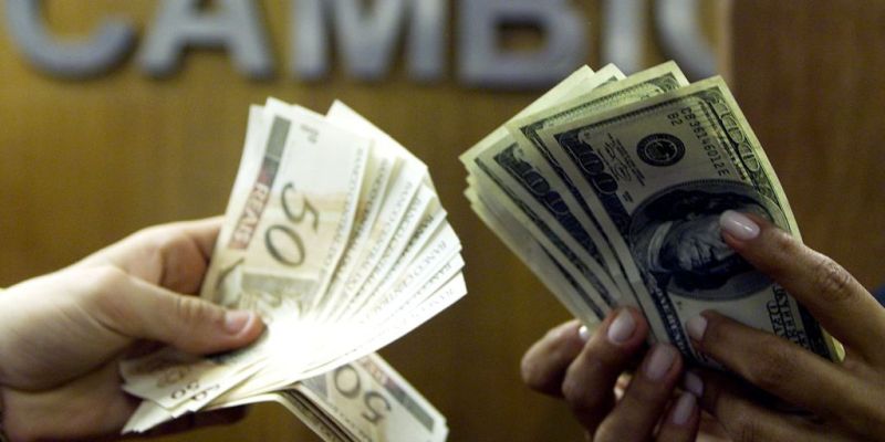 Dólar cai para R$ 5,20 e fecha no menor valor do ano