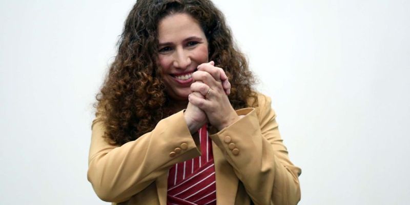 Ministra da Gestão assume cargo e promete reforma administrativa