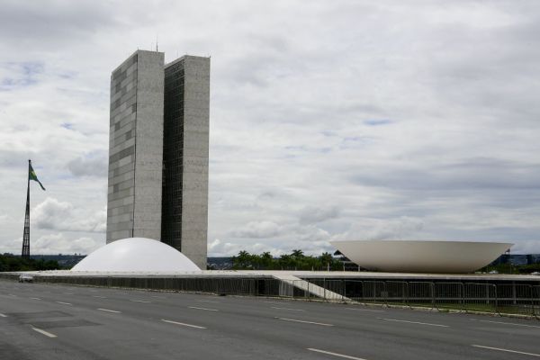 Congresso retorna com 27 MPs e 24 vetos para votar