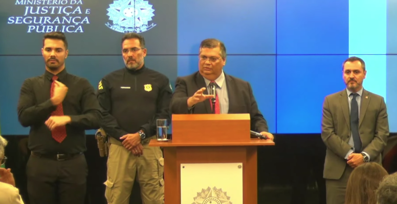 Flávio Dino concede coletiva de imprensa sobre reações do governo após atentados