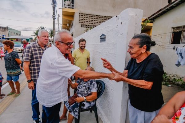 “É a realização de um sonho antigo”, diz moradora de Mangabeira ao participar da entrega de rua pavimentada