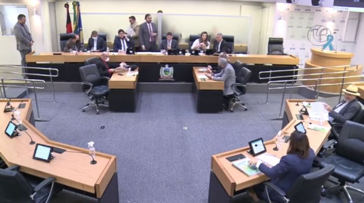 Deputados ‘rasgam’ pareceres do TCE e denúncia do Gaeco e aprovam contas de Coutinho e João Azevêdo