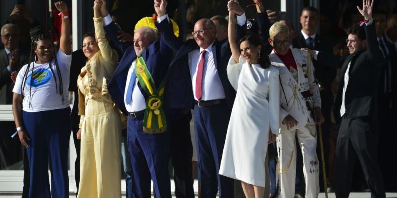 Lula sobe a rampa do Planalto e recebe faixa presidencial