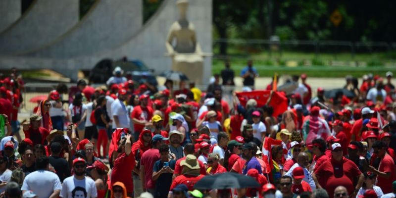 Multidão toma conta da Esplanada em domingo ensolarado na capital