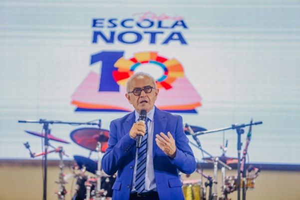 Cícero Lucena anuncia reajuste para professores efetivos e aposentados em João Pessoa