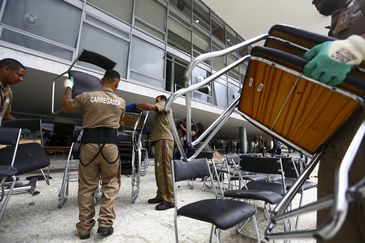 Móveis e janelas danificados no Palácio do Planalto.