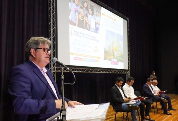 João Azevêdo apresenta avanços da gestão e anuncia novas obras