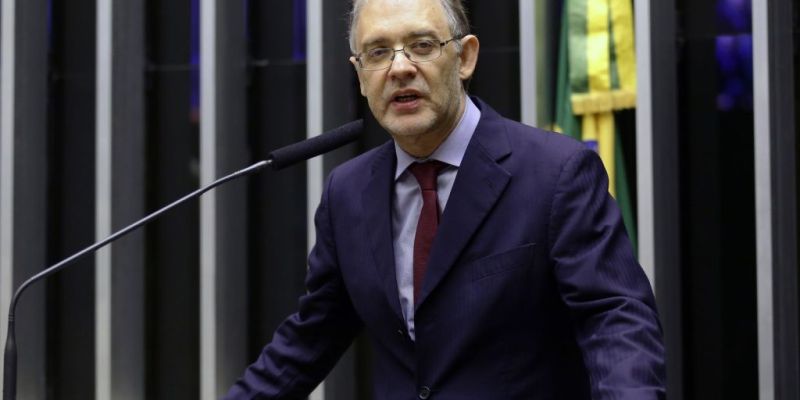 Imortal Marco Lucchesi é indicado para Biblioteca Nacional