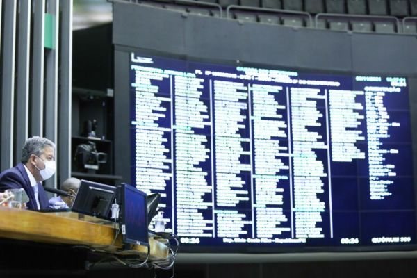 Câmara tem presença recorde, mas só dois deputados foram a todas as sessões