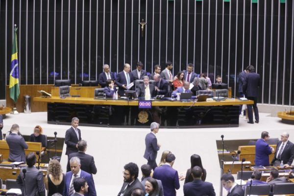 Com reeleição de Lira definida, Câmara enfrenta disputa por demais cargos da Mesa