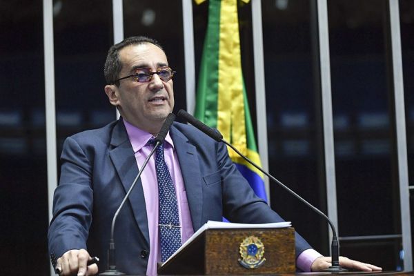 Depois de tatoo de Alvaro Dias, Kajuru sai do Podemos e vira líder do PSB