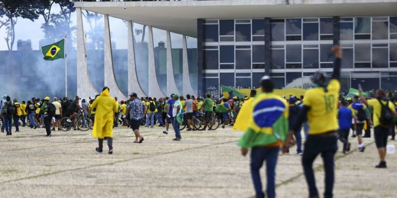 Imagens inéditas de câmeras de segurança mostram invasão do STF