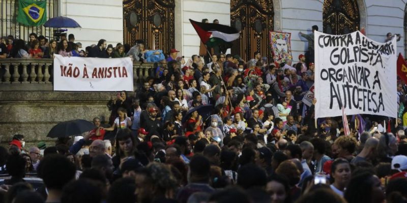 Ataques golpistas são condenados em ato pela democracia na Cinelândia