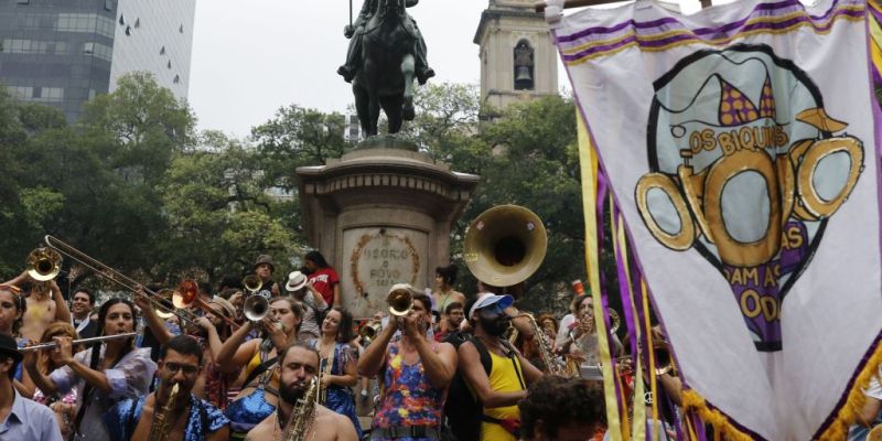 Blocos de carnaval tomam ruas do centro do Rio neste domingo