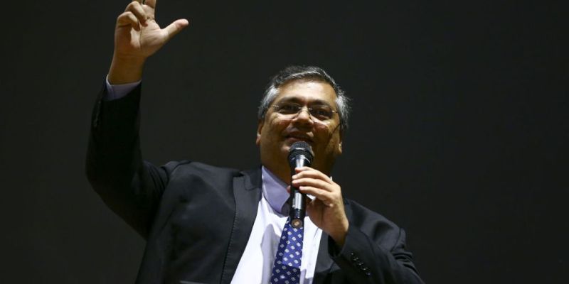 Reação a golpismo foi “qualitativamente superior” à dos EUA, diz Dino