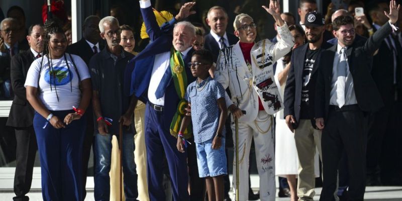 Saiba quem são as pessoas que entregaram a faixa presidencial a Lula