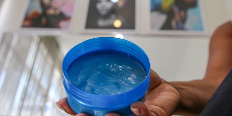 Relatos de cegueira levam Anvisa a proibir venda de pomadas capilares