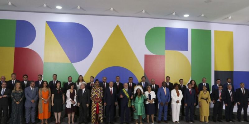 Lula dá posse a ministros e assina primeiras medidas de governo