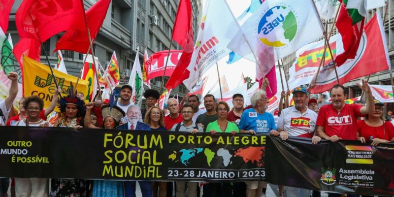 Ativistas se reúnem na Marcha do Fórum Social Mundial em Porto Alegre