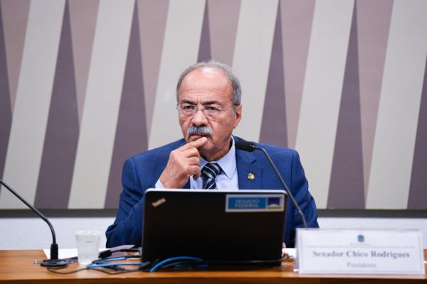 Senadores cobram explicações de Chico Rodrigues por visita irregular aos Yanomami