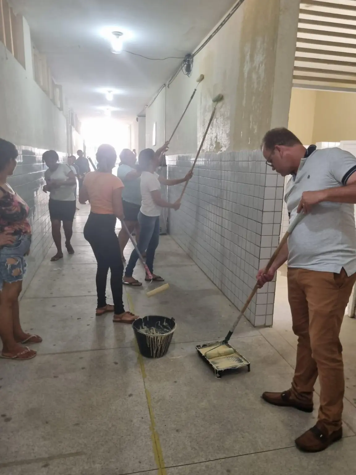 Merendeiras e faxineiras viram “pintoras” de escola em Alhandra; secretario fala em “força-tarefa”