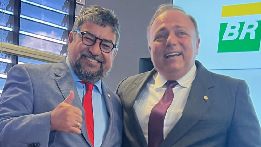 Não há pragmatismo político que justifique foto de deputado petista sorridente ao lado de Pazuello