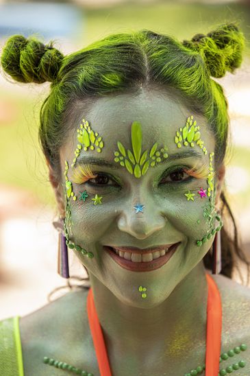 Brasília (DF), 19/02/2023 - Uma foliã durante carnaval de rua com Charretinha do Forró e Tropicaos com participaram do bloco As trepadeiras do Rio de Janeiro nas ruas de Brasília. Foto: Joédson Alves/Agência Brasil