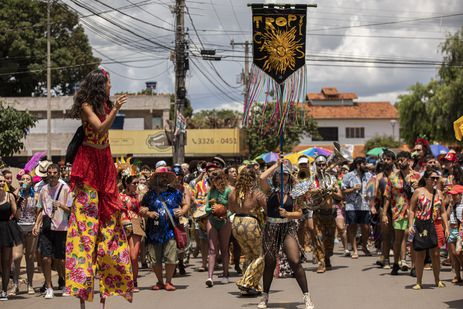 Brasília (DF), 19/02/2023 - Carnaval de rua com Charretinha do Forró e Tropicaos com participaram do bloco As trepadeiras do Rio de Janeiro nas ruas de Brasília. Foto: Joédson Alves/Agência Brasil