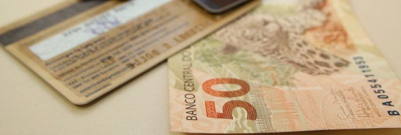 Projeto na Câmara cria teto de juros do cartão de crédito