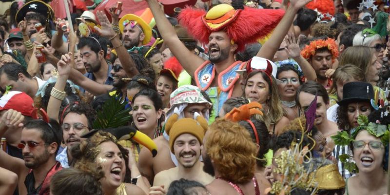 Cordão do Boitatá exalta democracia em retorno do carnaval de rua