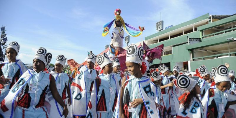 Escolas de samba mirins encerram hoje desfiles no Sambódromo