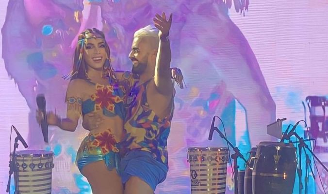 Paraibano sobe no palco e dança com Anitta no Carnaval de Olinda