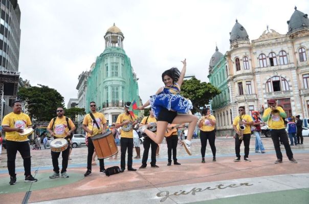 No Dia do Frevo, ruas do Recife têm apresentações de orquestras e blocos líricos