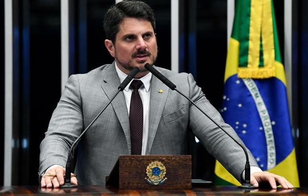 Senador Marcos Do Val diz que Bolsonaro tentou coagi-lo a dar golpe e anuncia afastamento